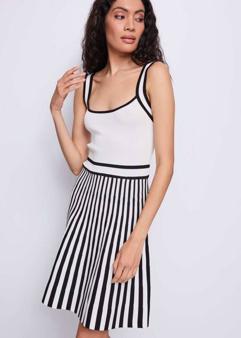 Abito da donna bianca con gonna svasata