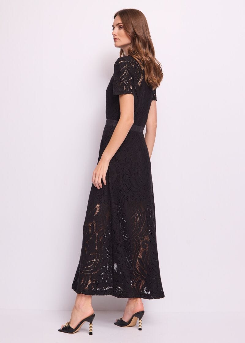 Abito da donna nero con maniche corte