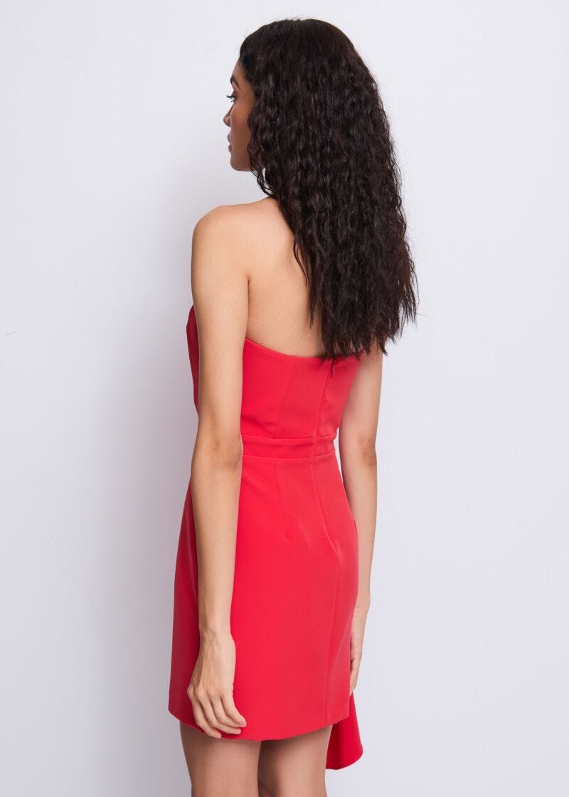 Abito da donna rosso con rouches