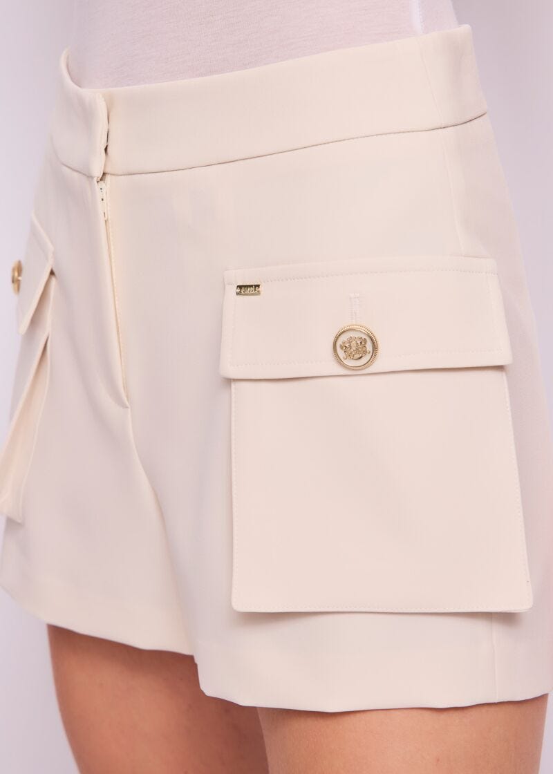 Shorts da donna bianchi con tasche