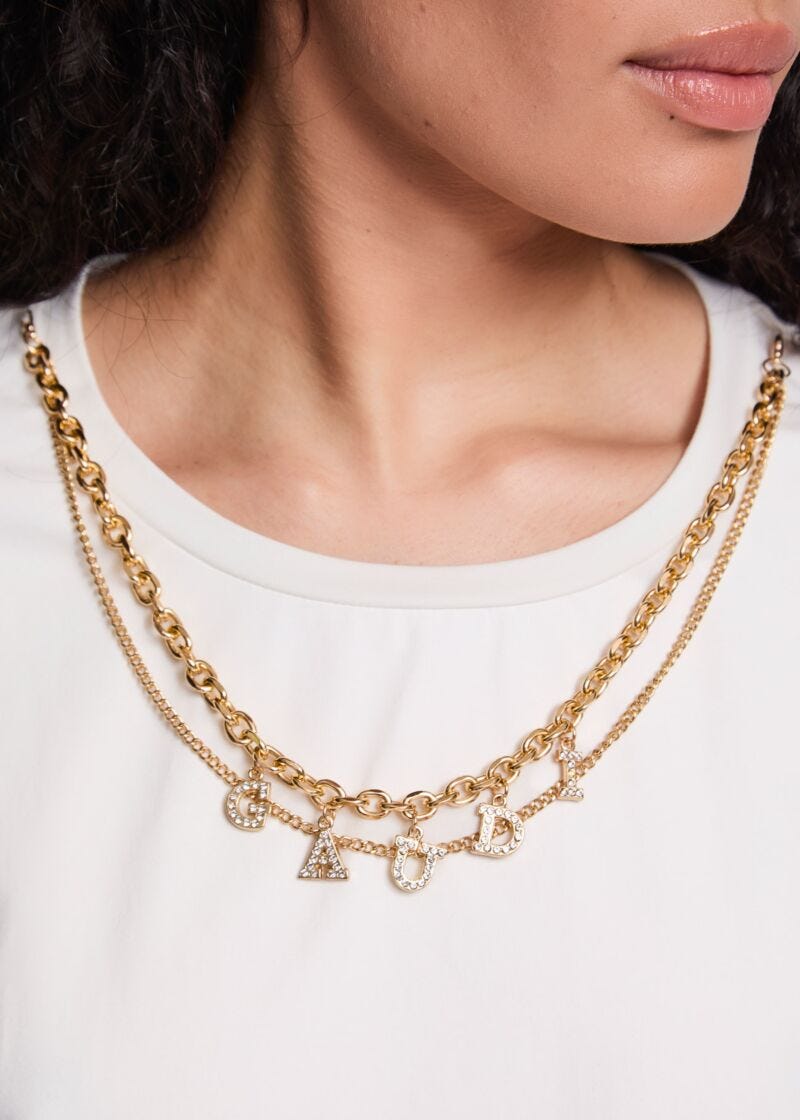 T-shirt da donna bianca con collana