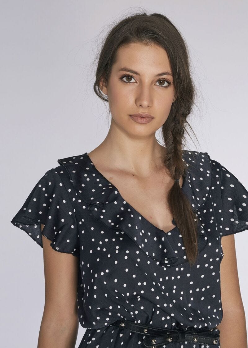 Vestido em cetim &agrave;s bolinhas 