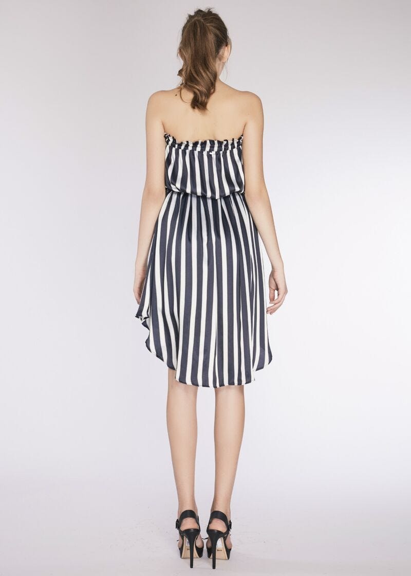 Vestido em cetim &agrave;s riscas 
