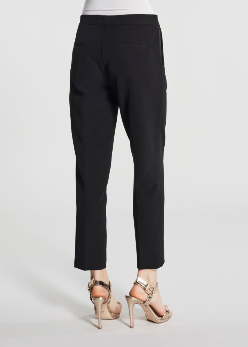 Pantalon coupe carotte en tissu stretch 