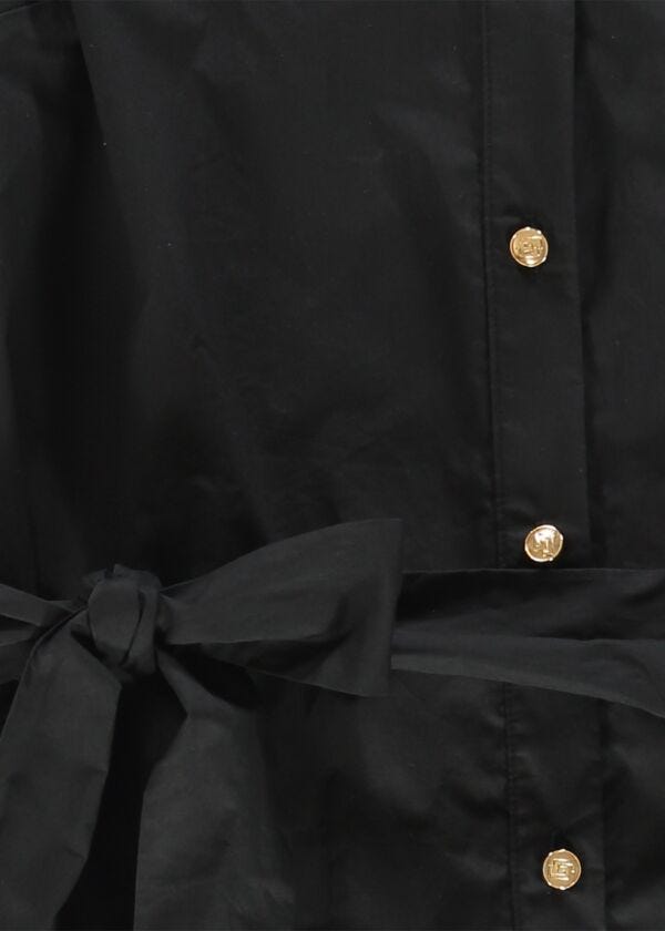 Vestido negro de mujer en popelina
