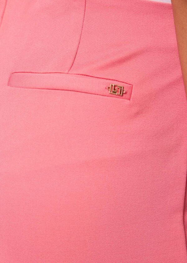 Pantaloni rosa da donna con piega
