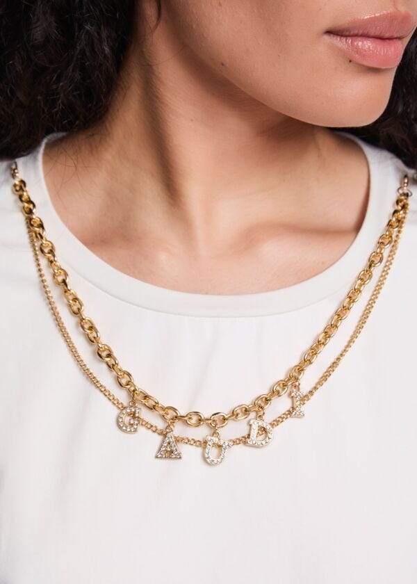 T-shirt da donna bianca con collana