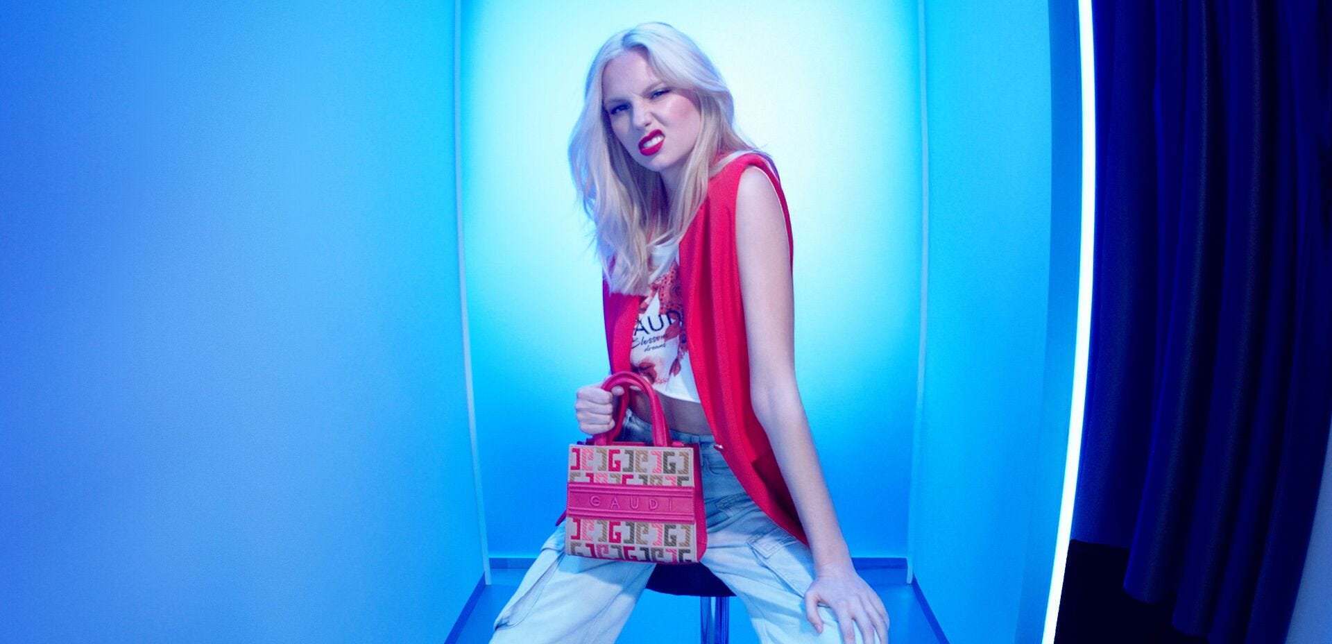 LEA_LOOK3