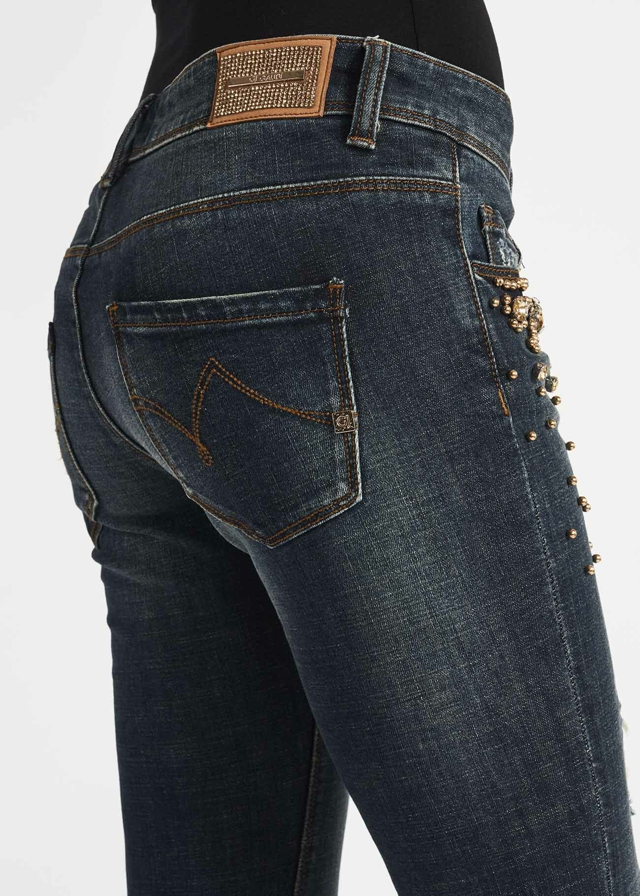 Skinny dž&iacute;nsy s&nbsp;n&iacute;zkym p&aacute;som 