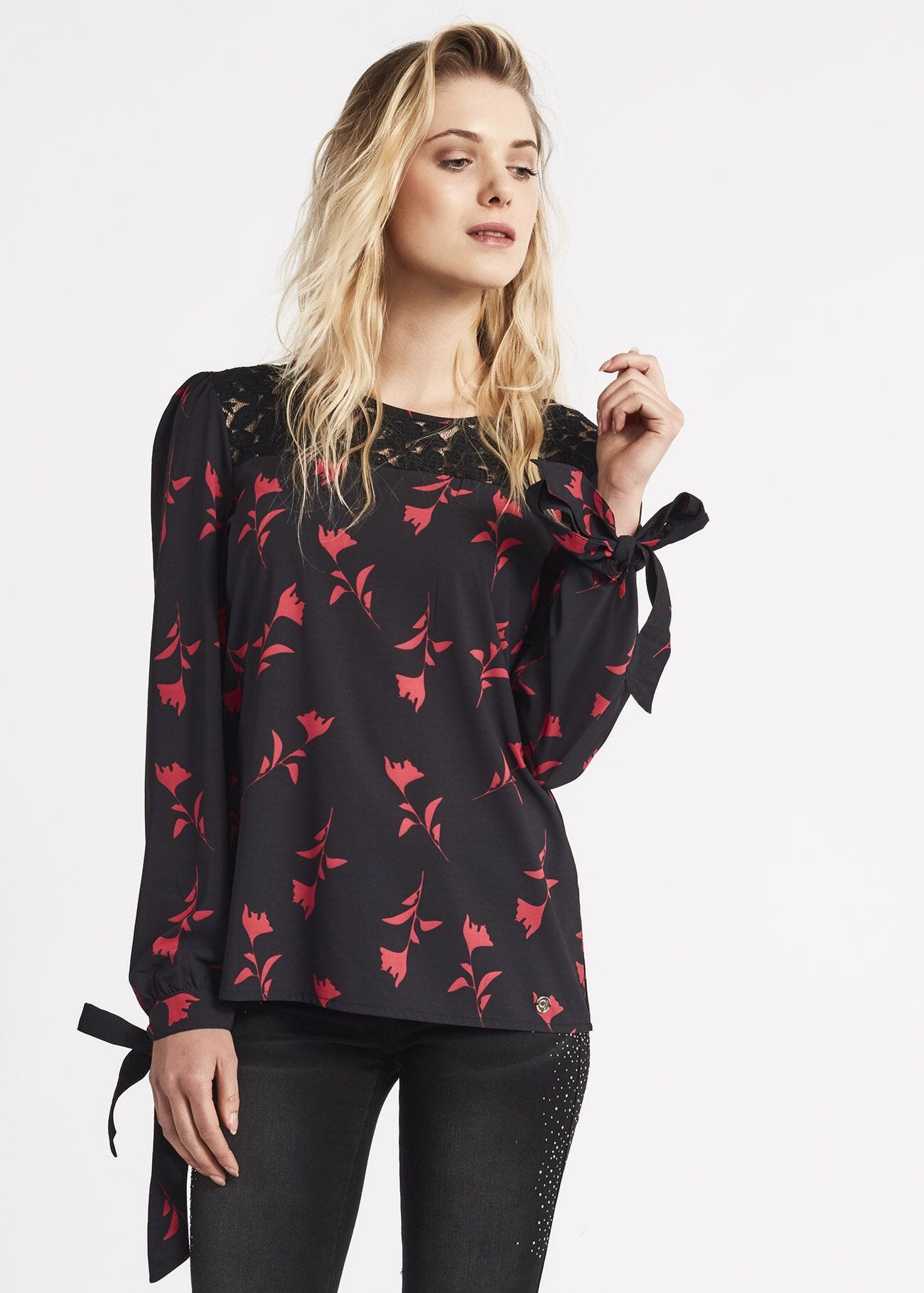 Blusa con carr&eacute; in pizzo