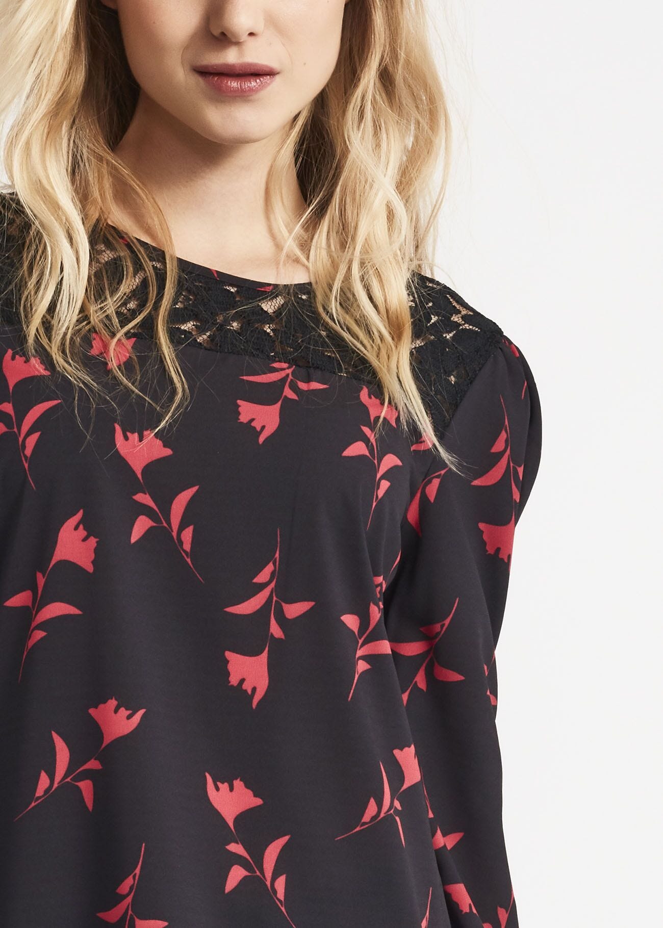 Blusa con carr&eacute; in pizzo