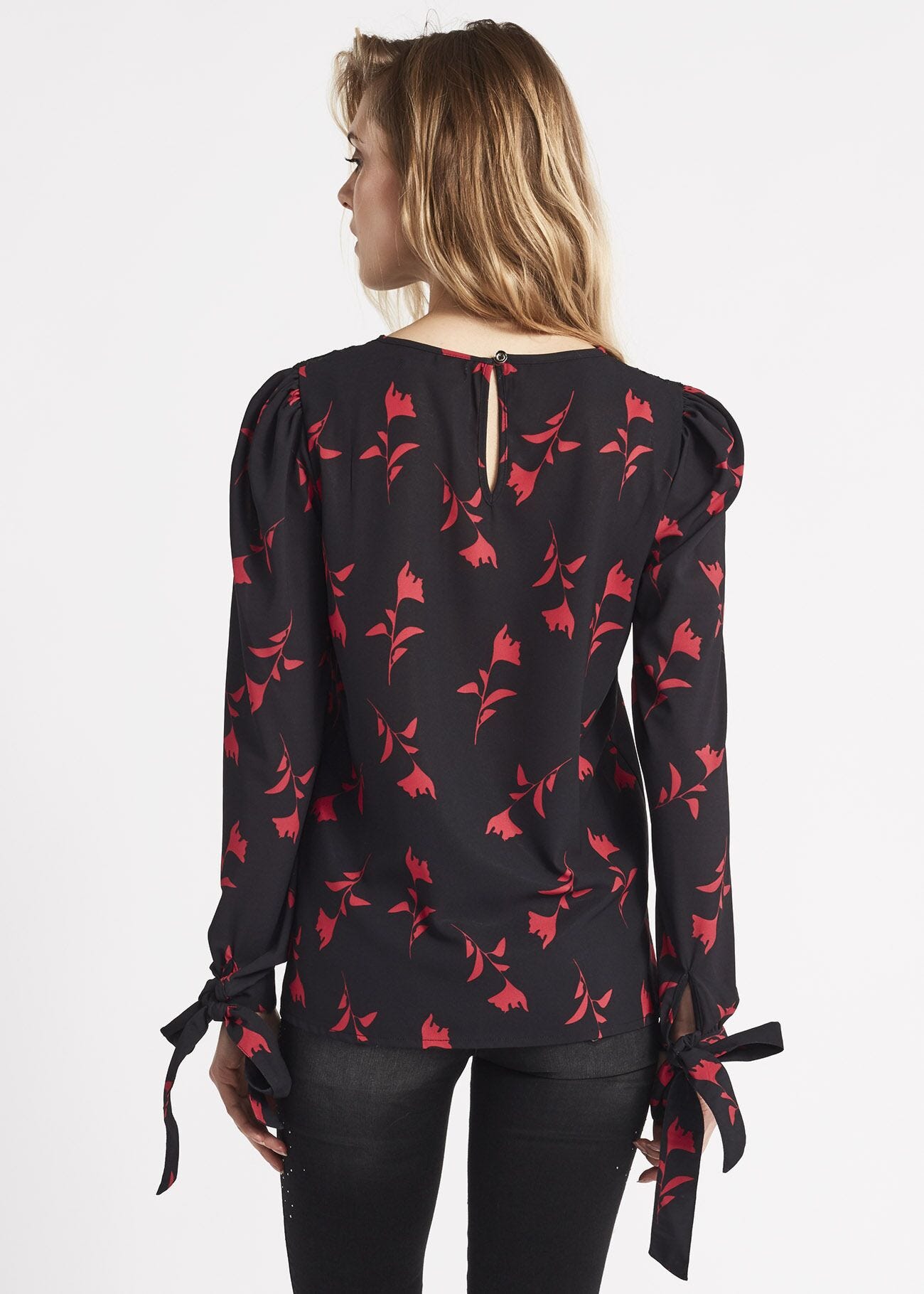 Blusa con carr&eacute; in pizzo