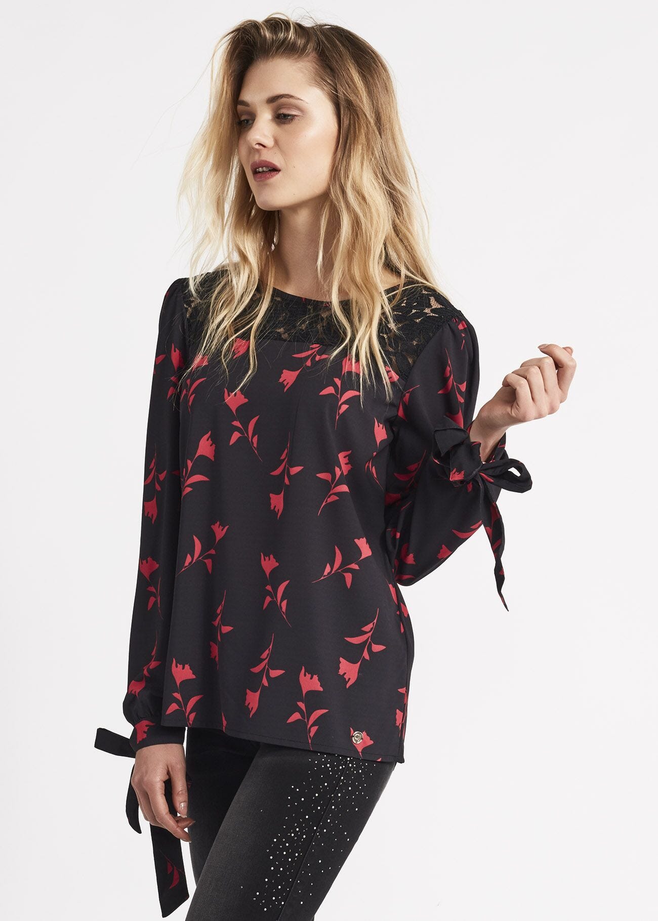 Blusa con carr&eacute; in pizzo