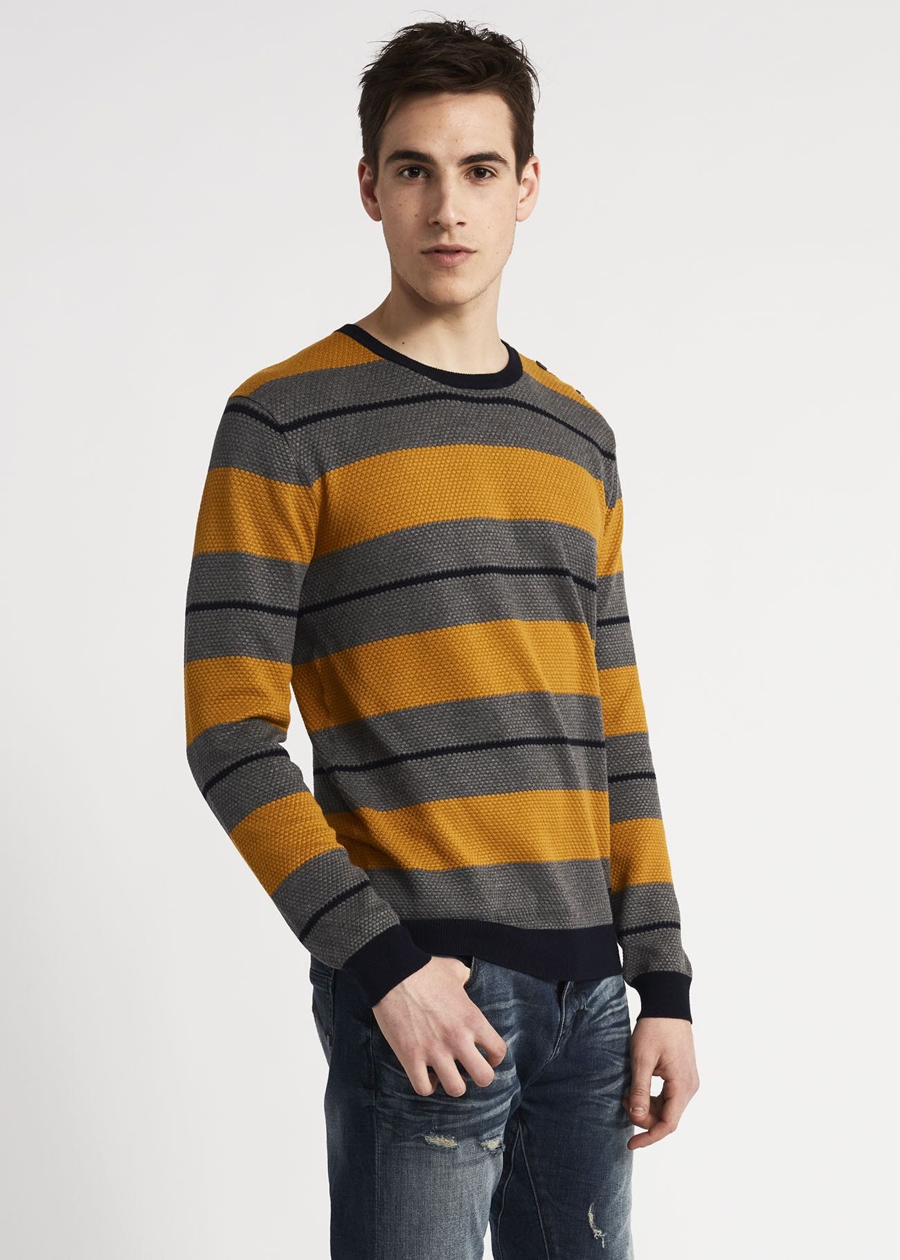 Crew neck jumper with buttons