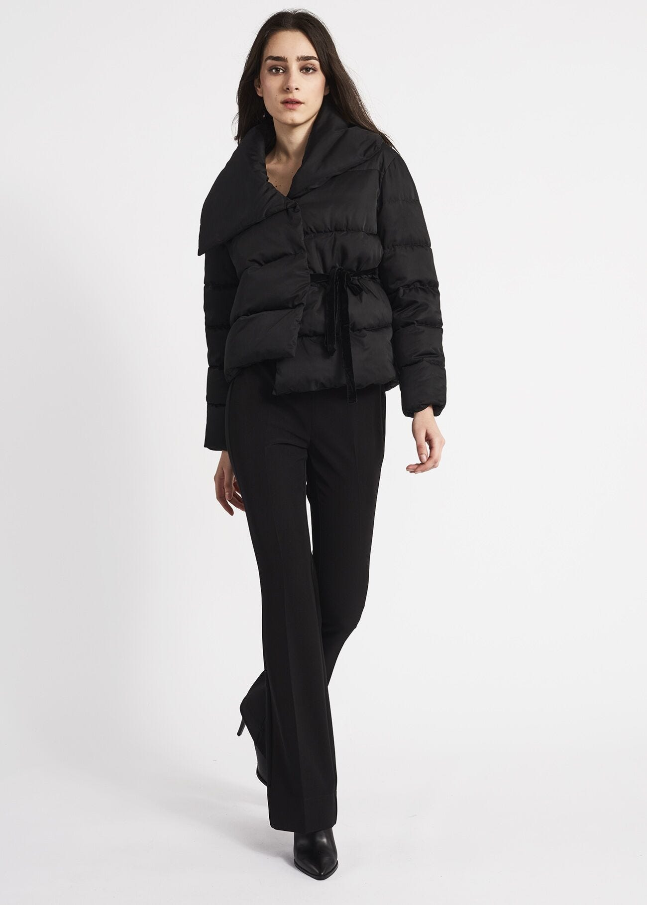 Down jacket with asymmetric collar