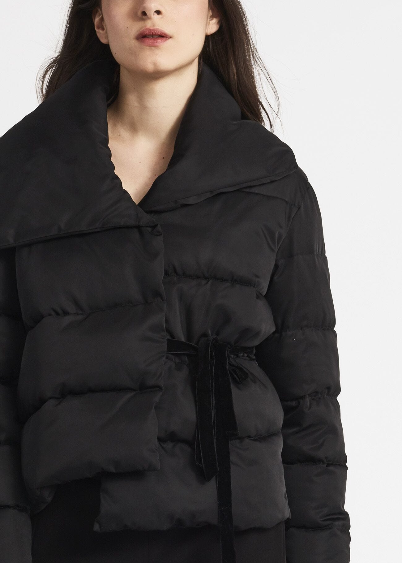 Down jacket with asymmetric collar