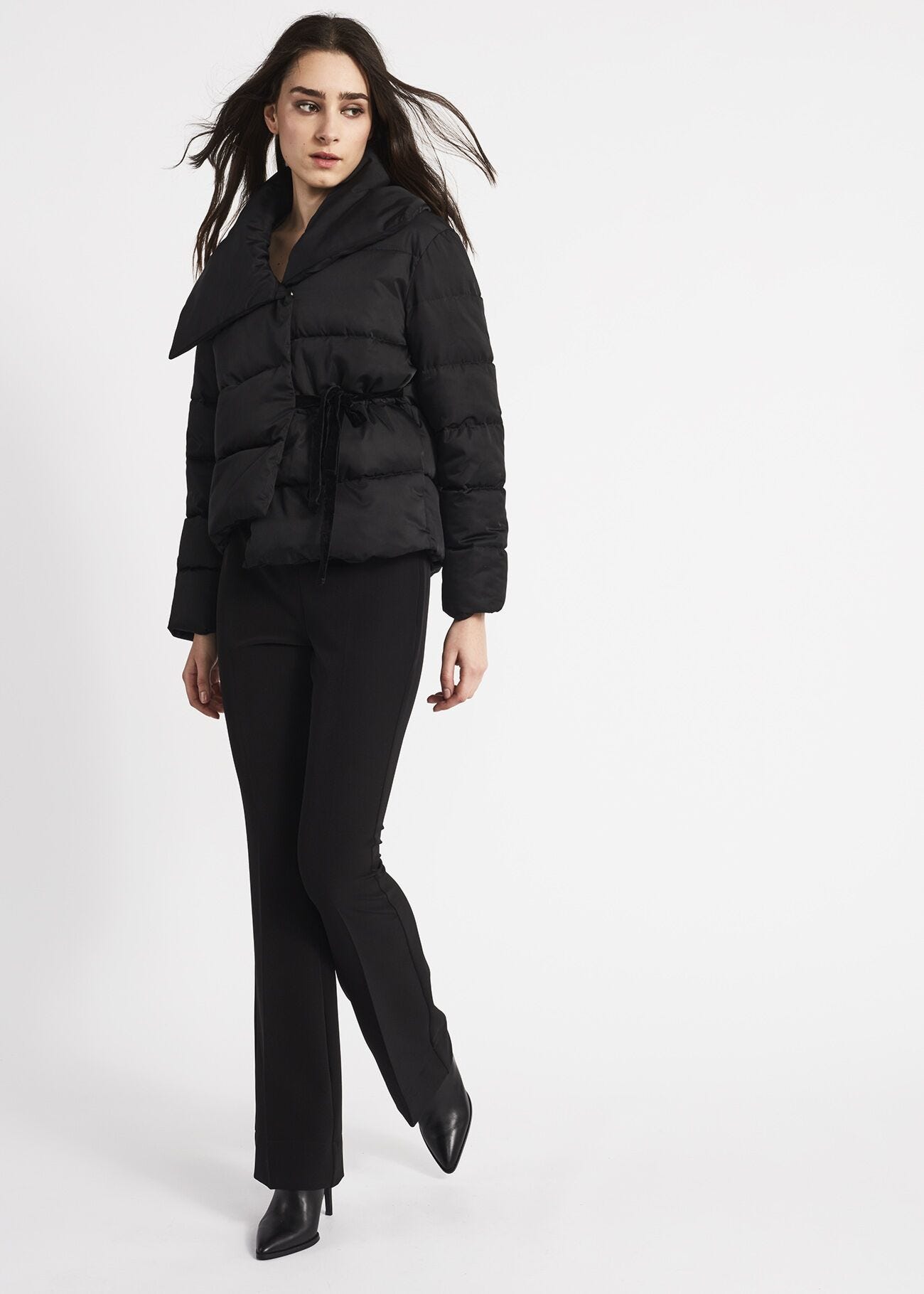 Down jacket with asymmetric collar