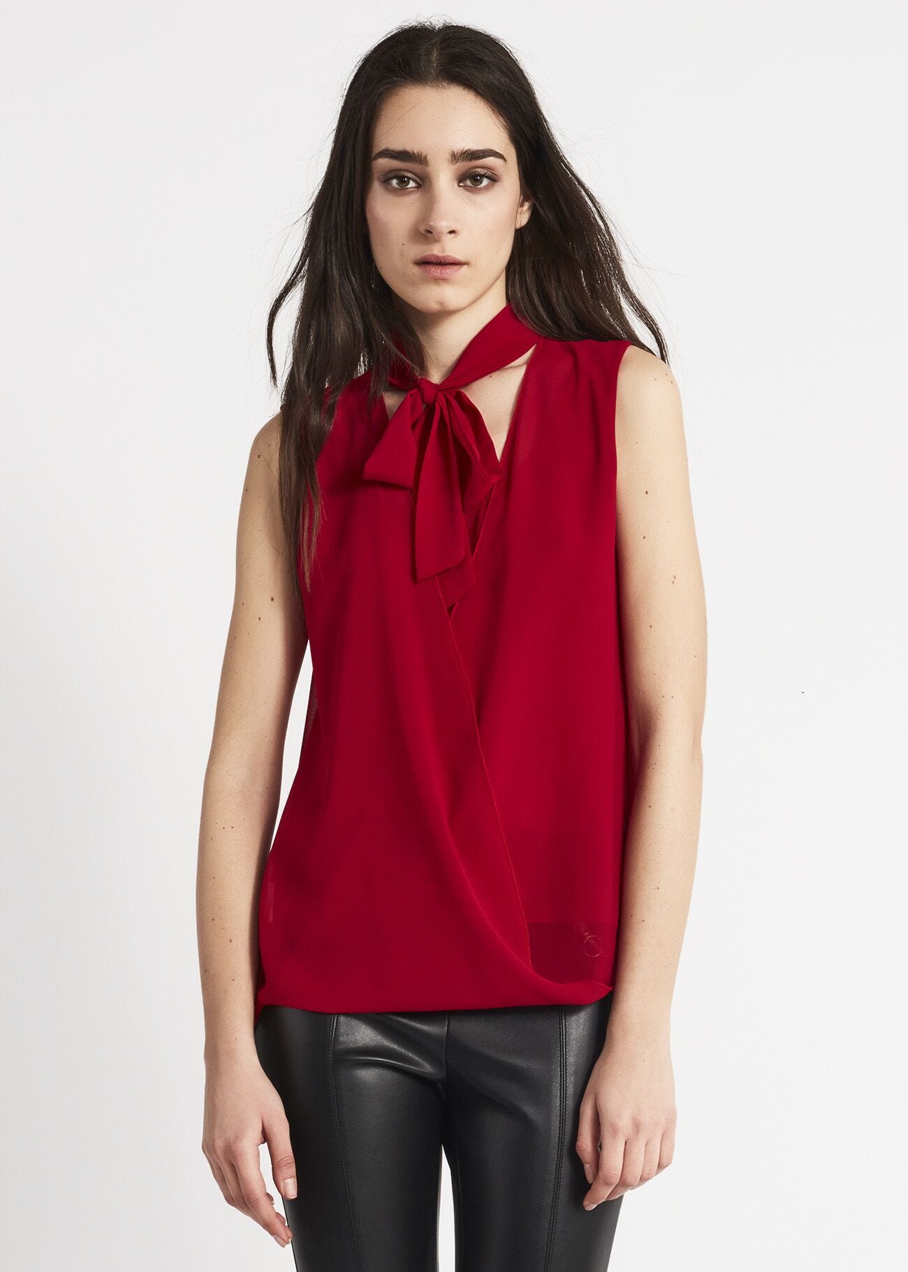Top a incrocio con foulard