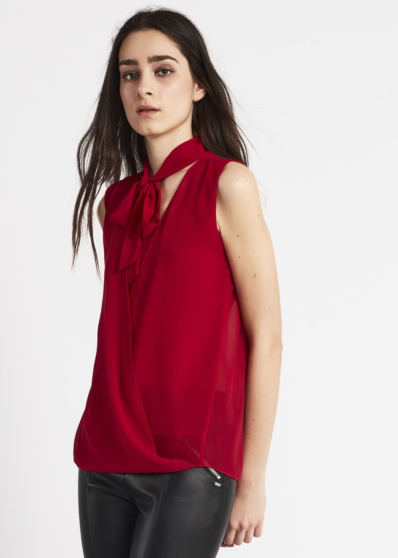 Top a incrocio con foulard