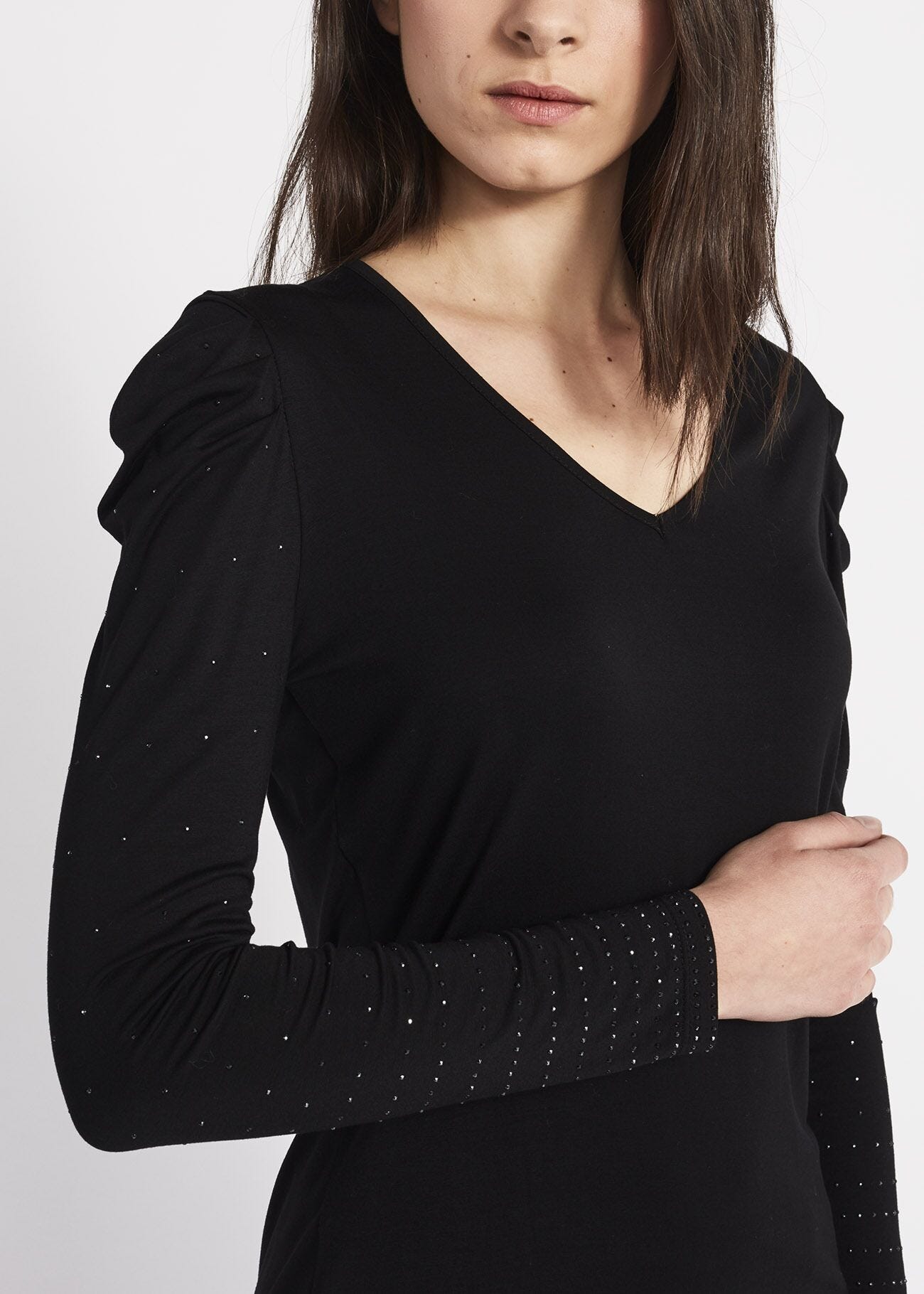 T-shirt con scollo a V e strass