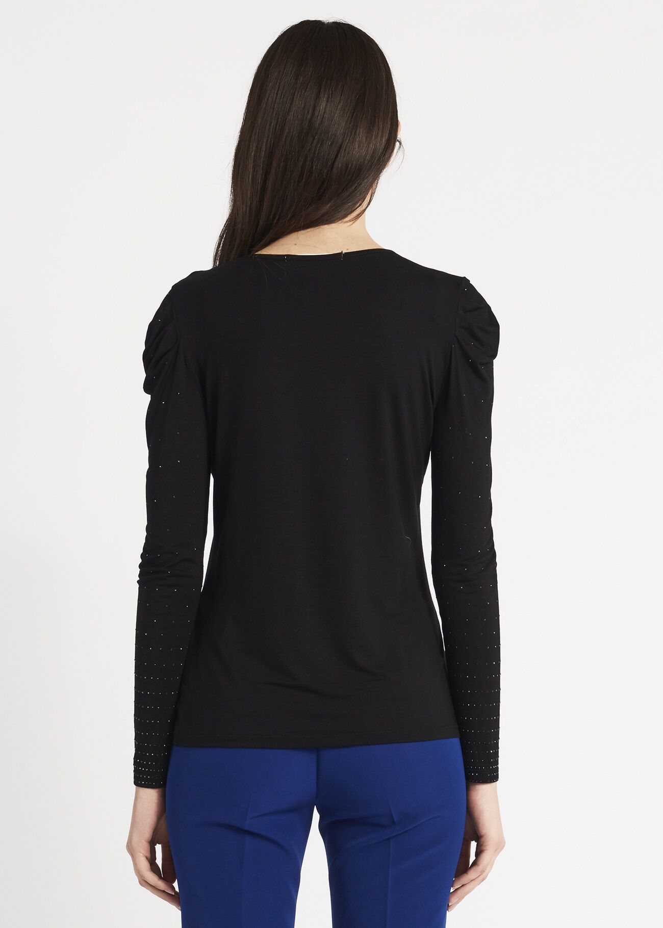T-shirt con scollo a V e strass