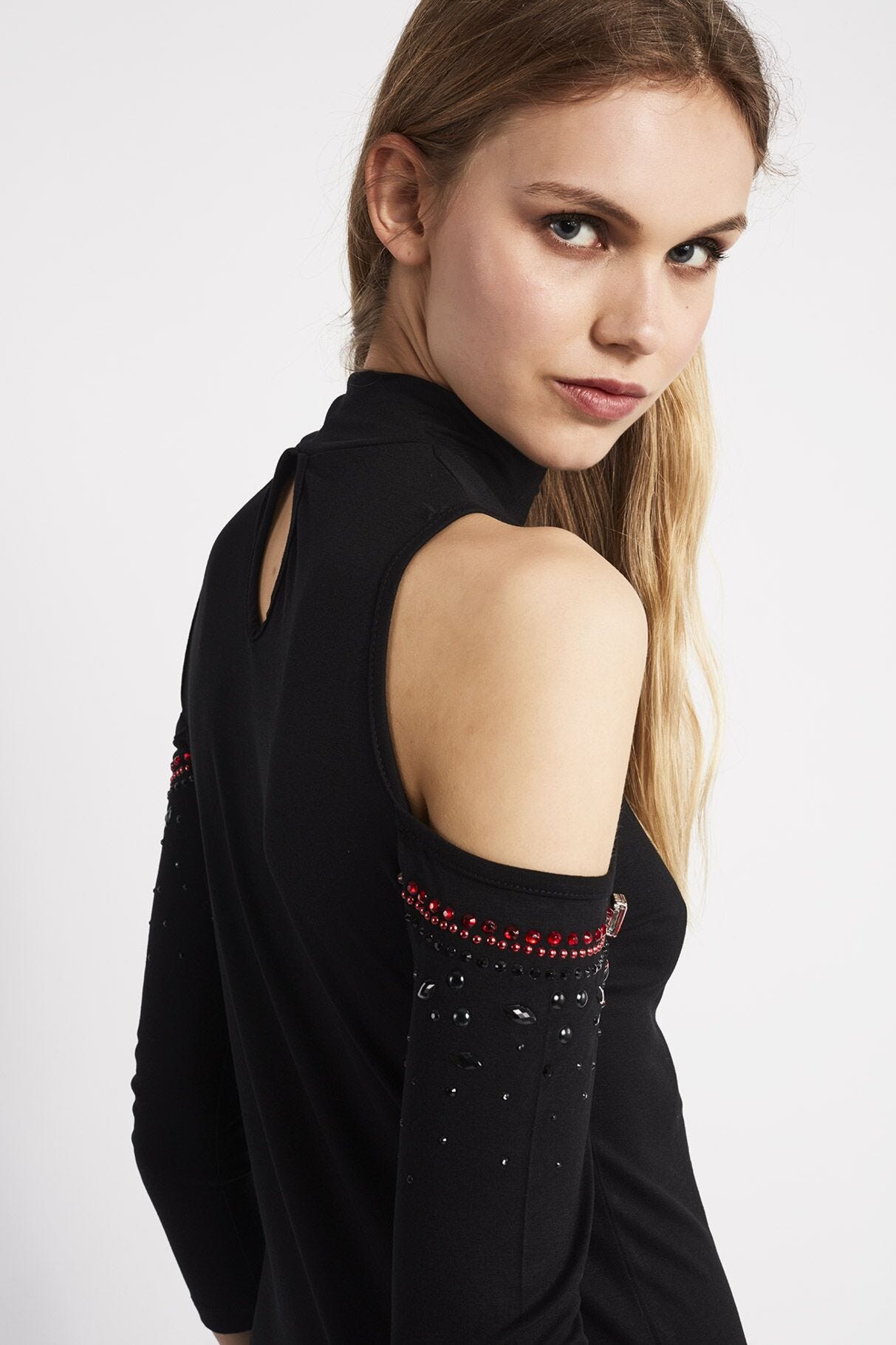 T-shirt con dettagli cut out