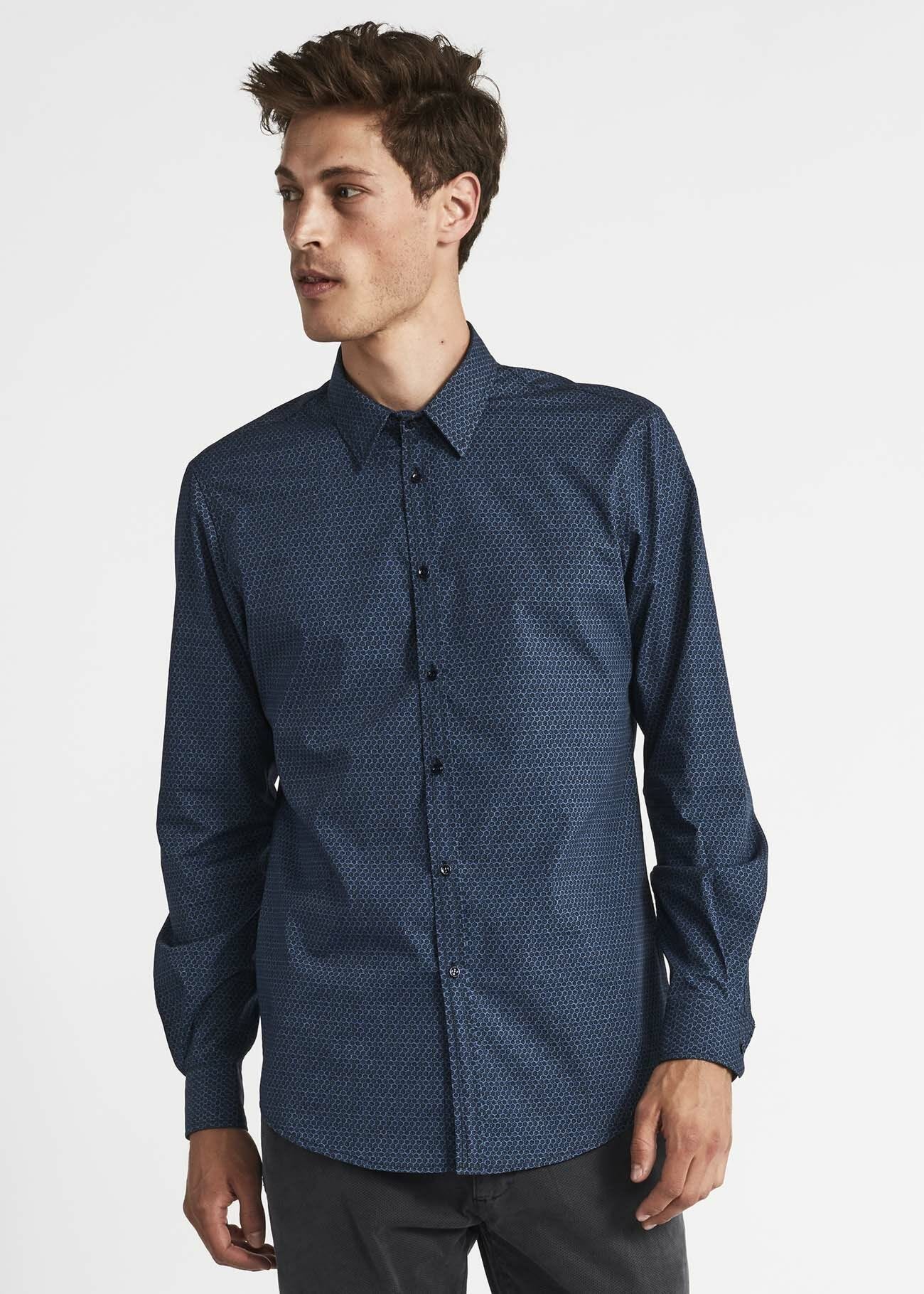 Shirt with classic collar