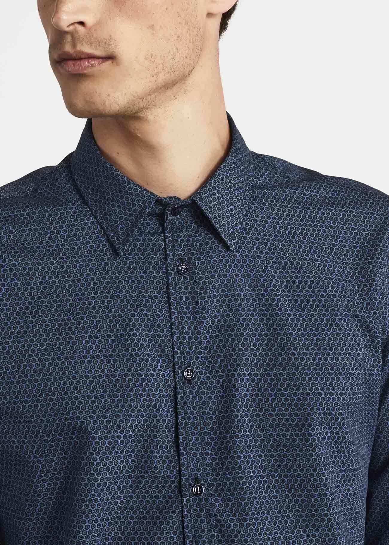 Shirt with classic collar