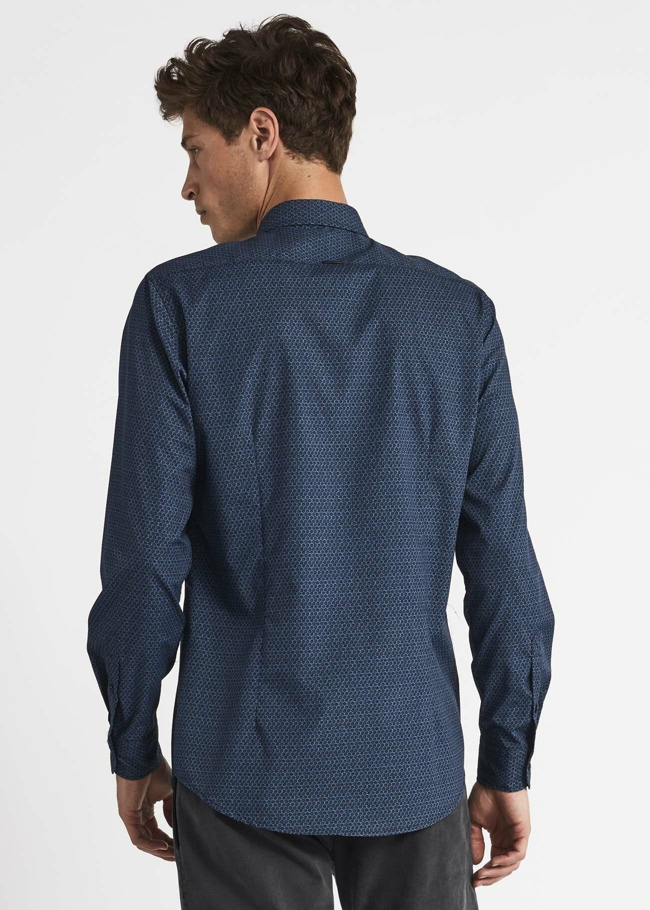 Shirt with classic collar