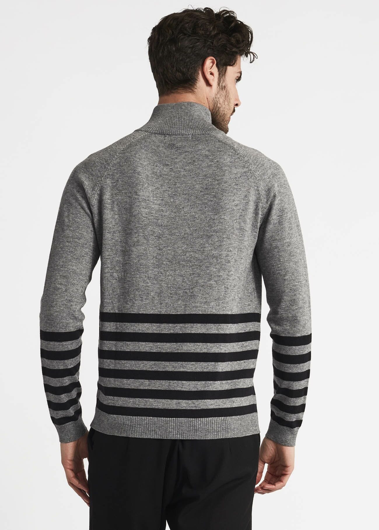 Turtleneck jumper with buttons