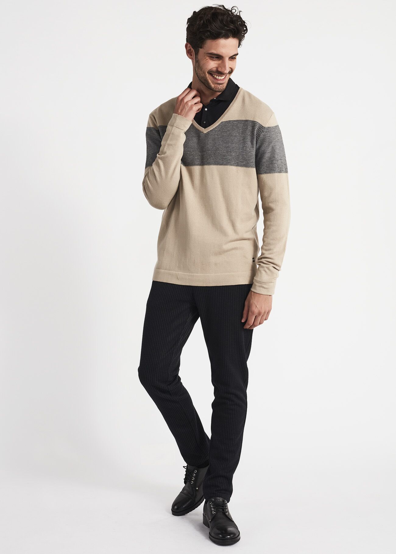 Jumper with V neck and inlay