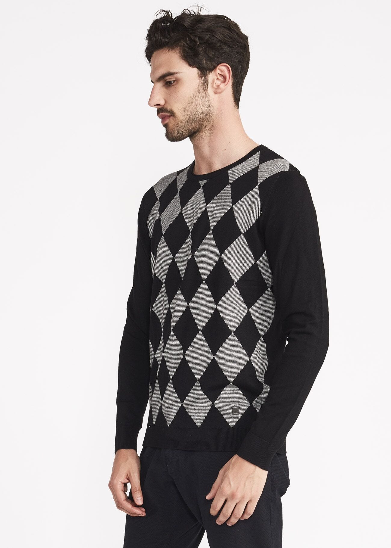 Crew neck jumper with diamond pattern
