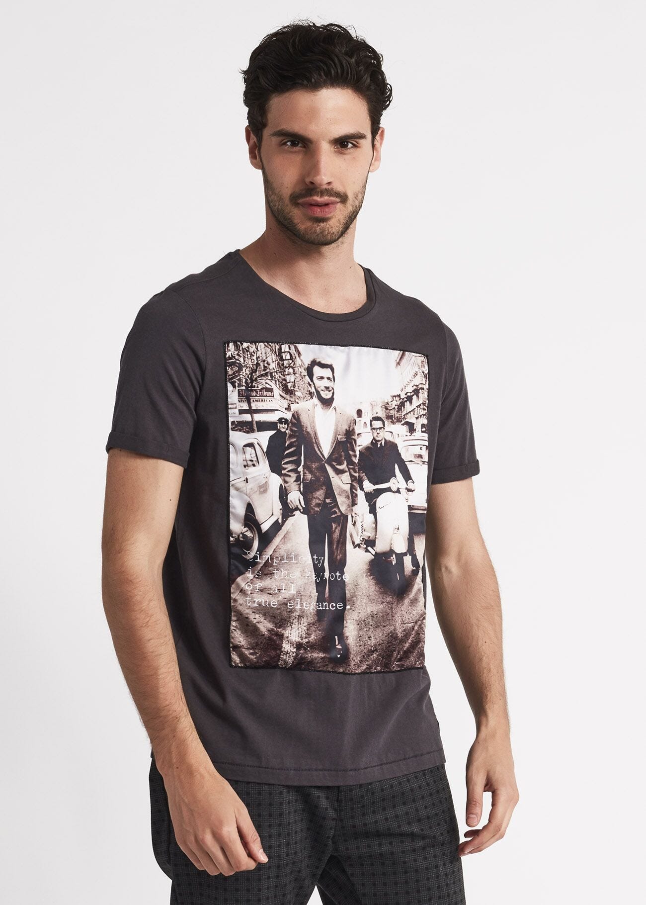 Short sleeved T-shirt with turn-up