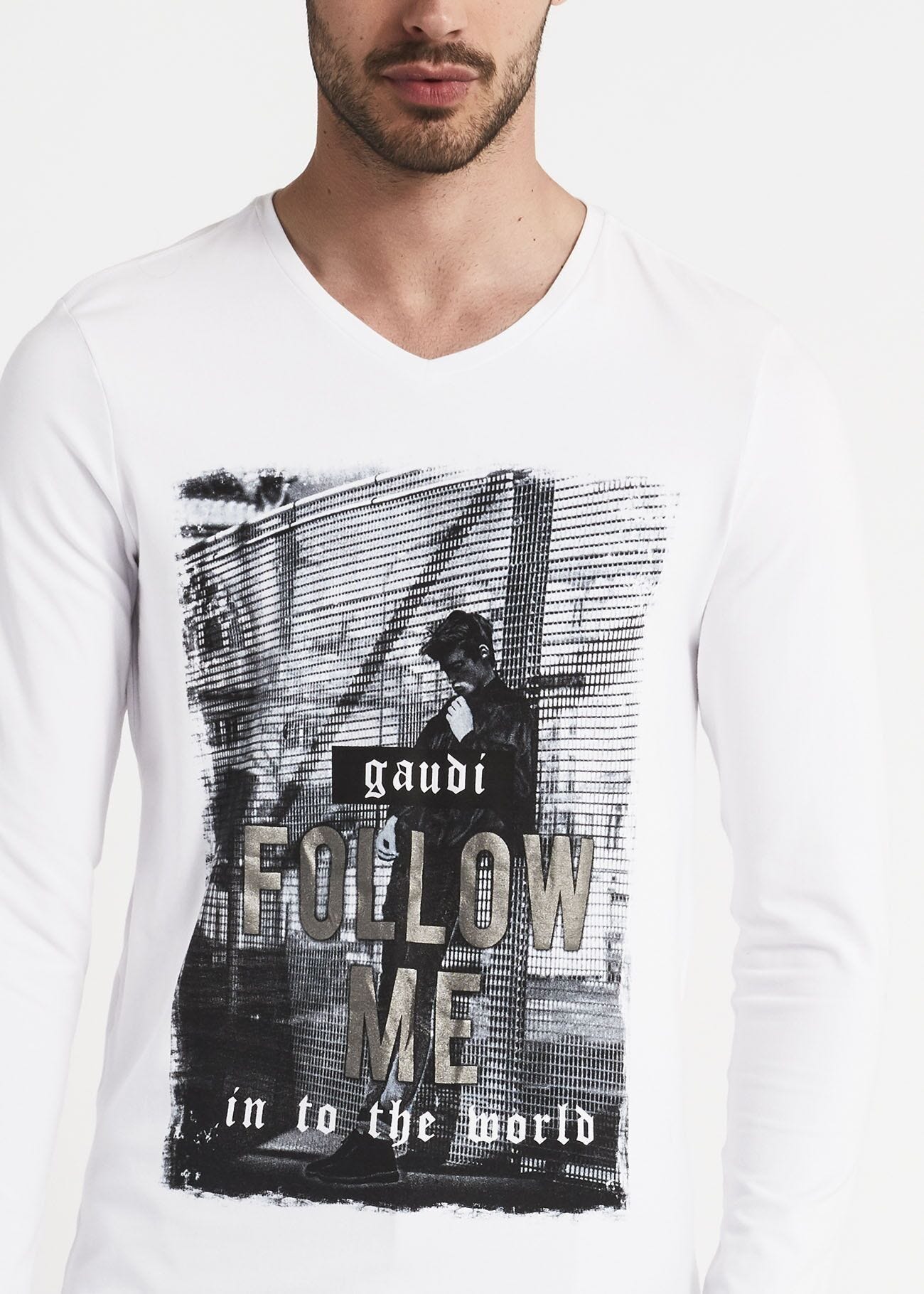 T-shirt with V neck