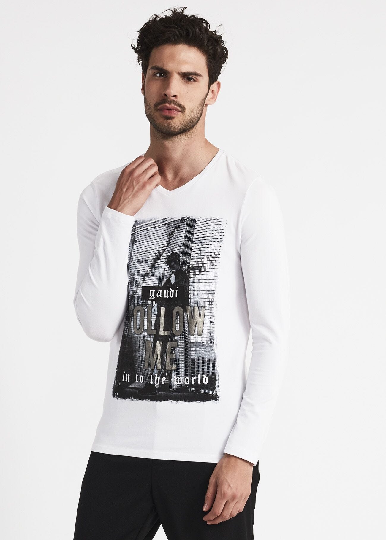 T-shirt with V neck