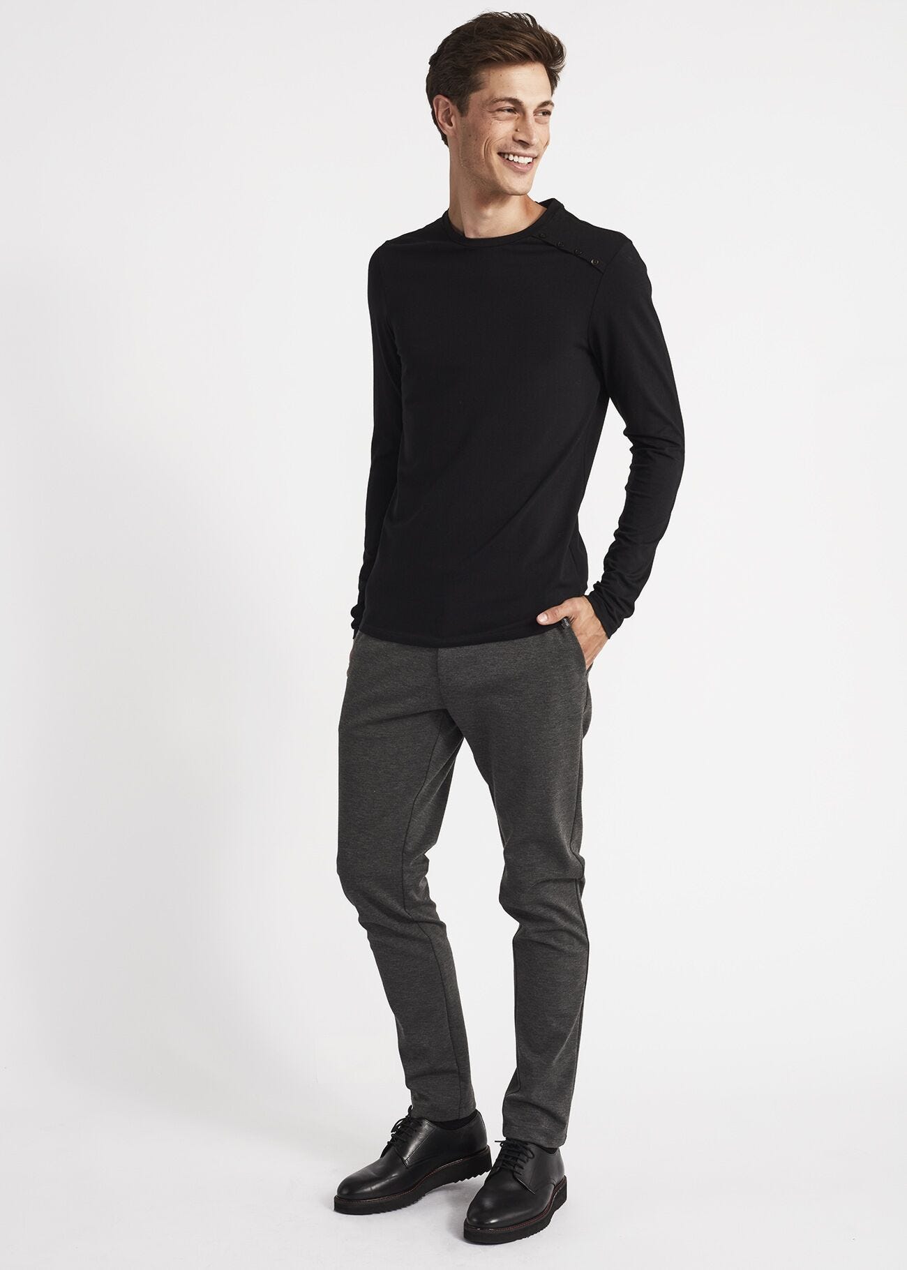 T-shirt with shoulder buttons