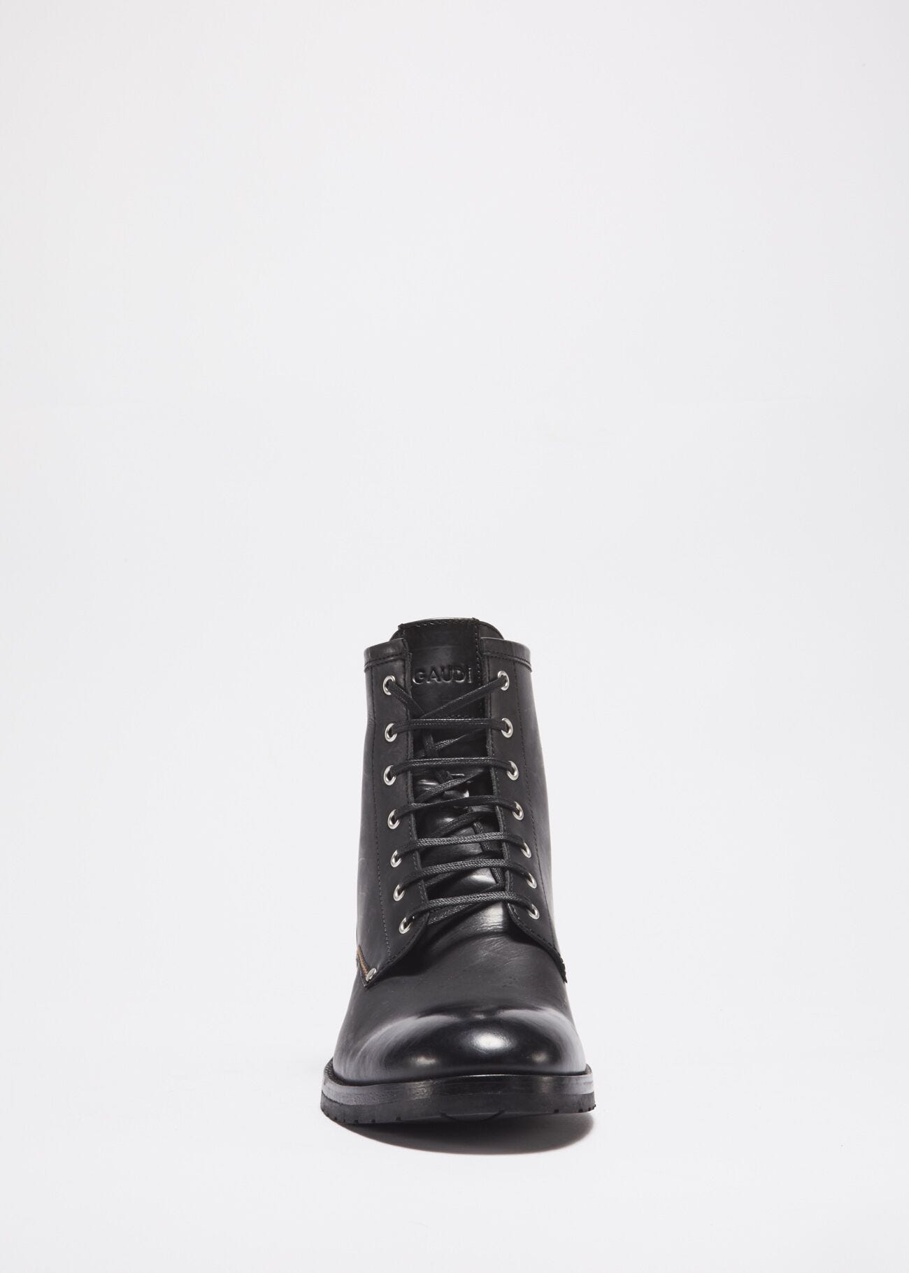 Low lace-up boot in vintage leather