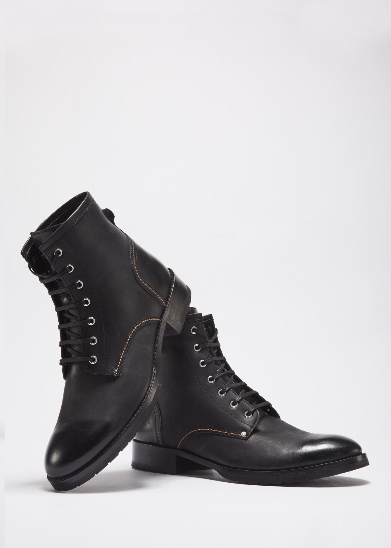 Low lace-up boot in vintage leather