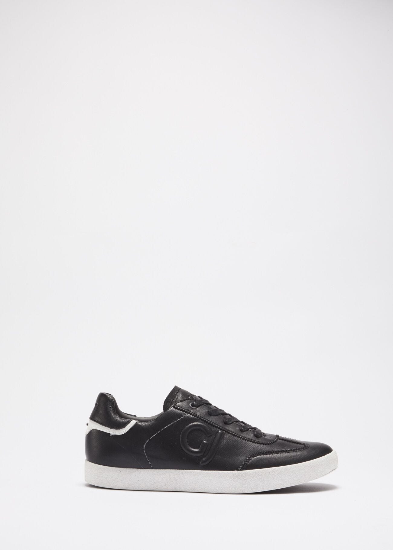 Trainers with contrasting inserts
