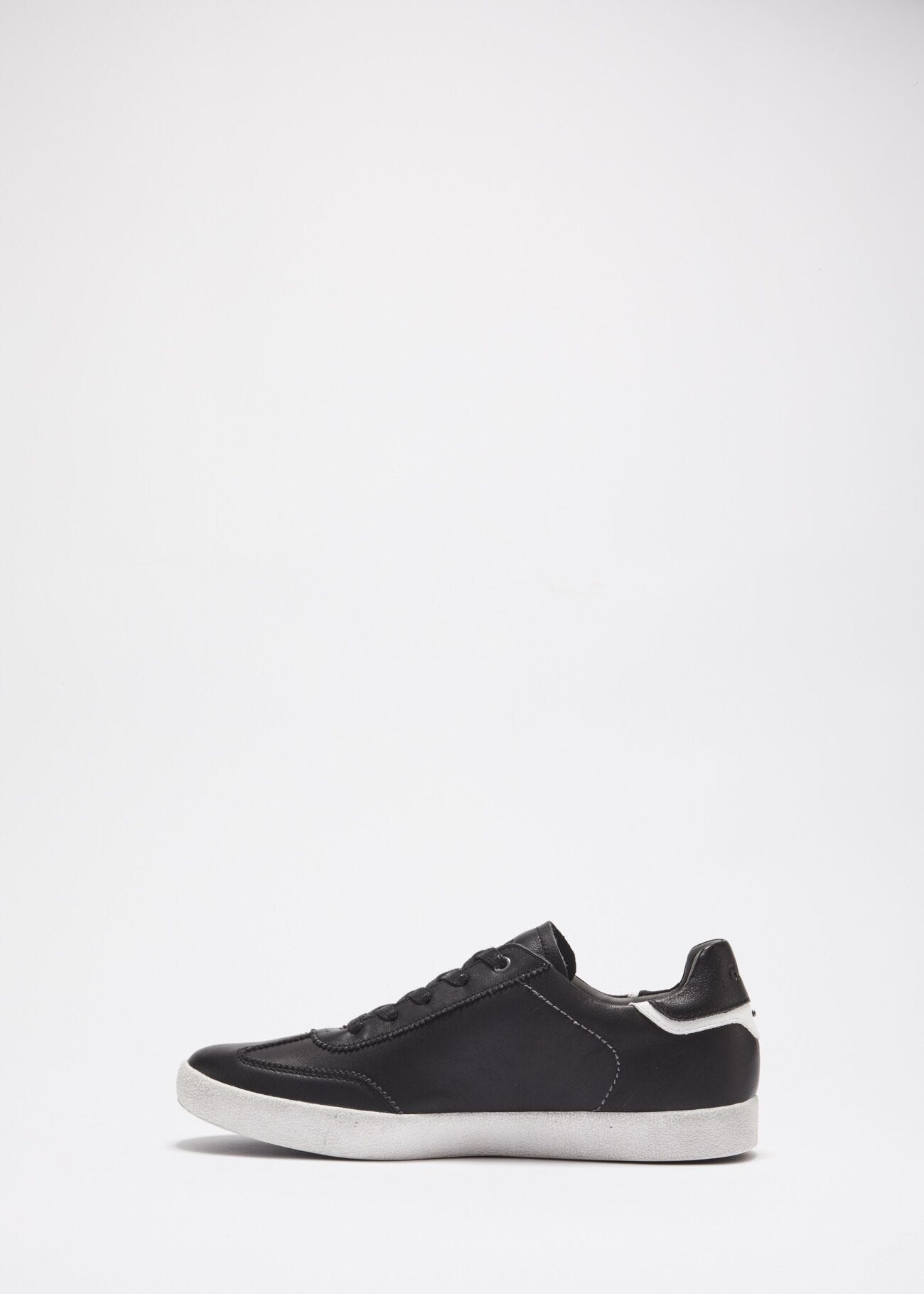 Trainers with contrasting inserts