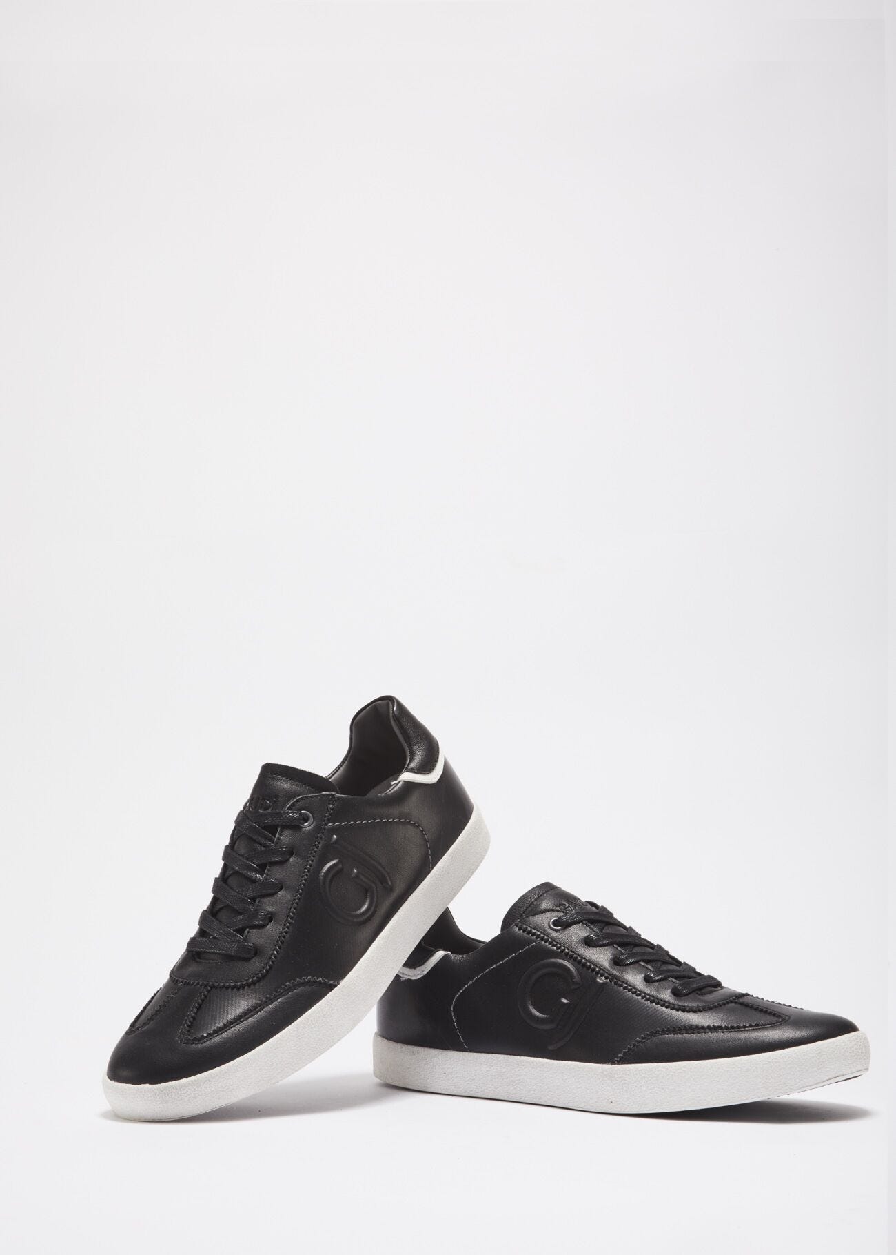 Trainers with contrasting inserts