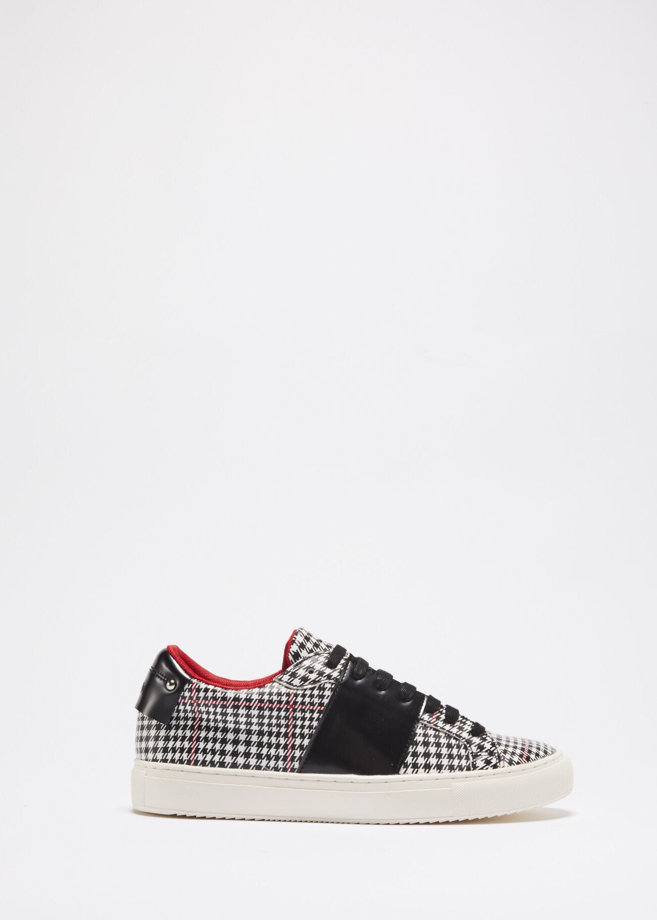 Trainers with contrasting inserts
