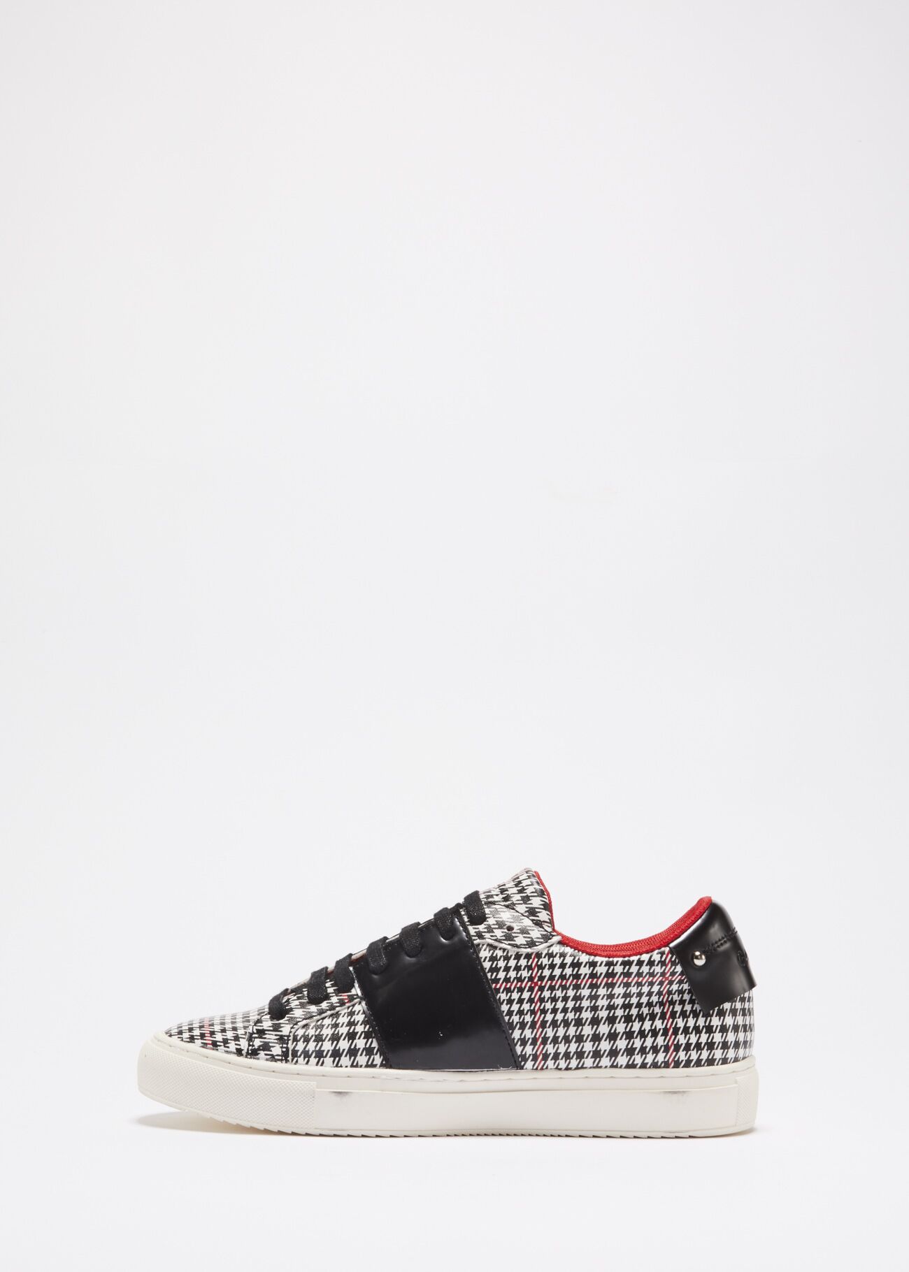Trainers with contrasting inserts