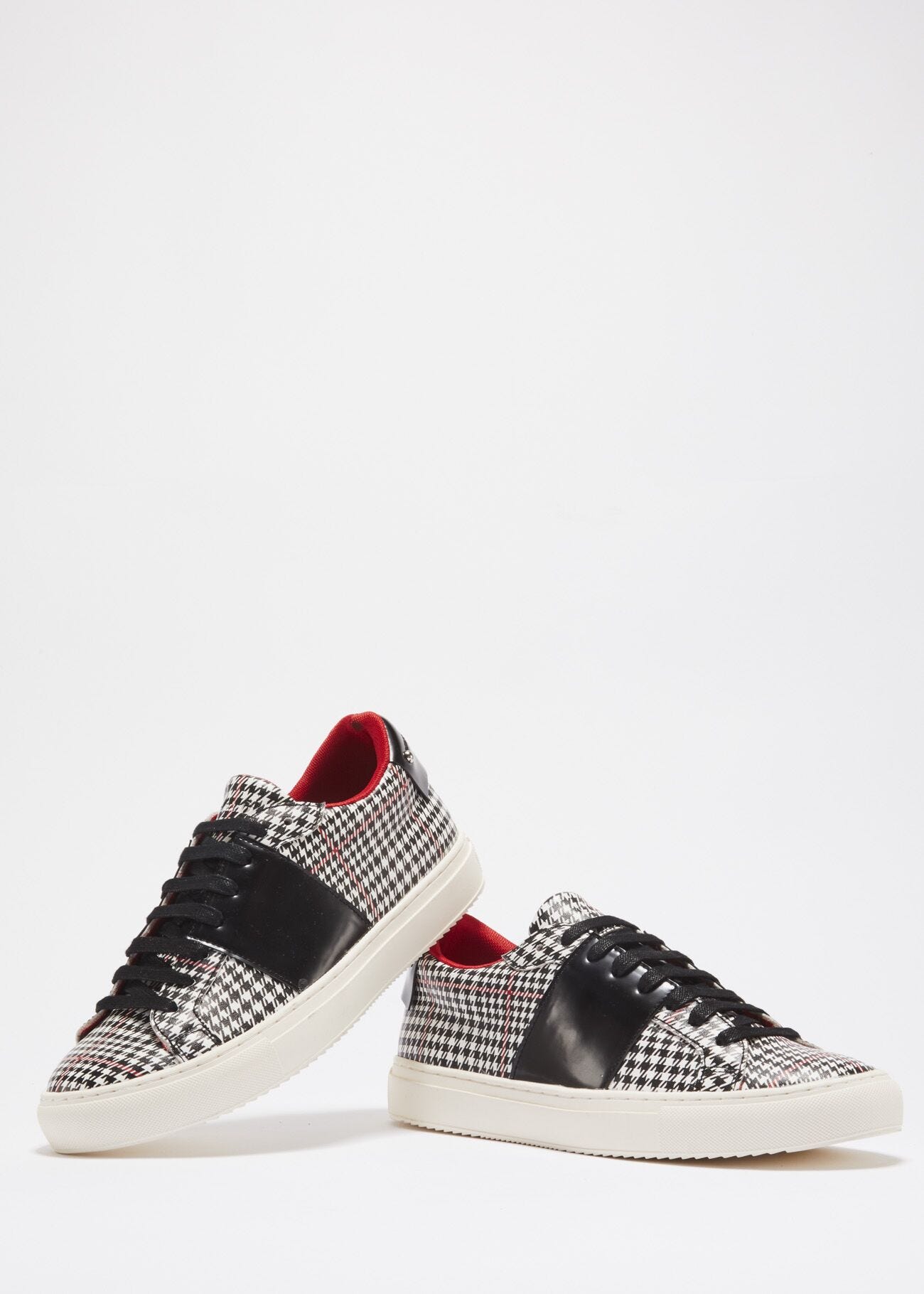 Trainers with contrasting inserts