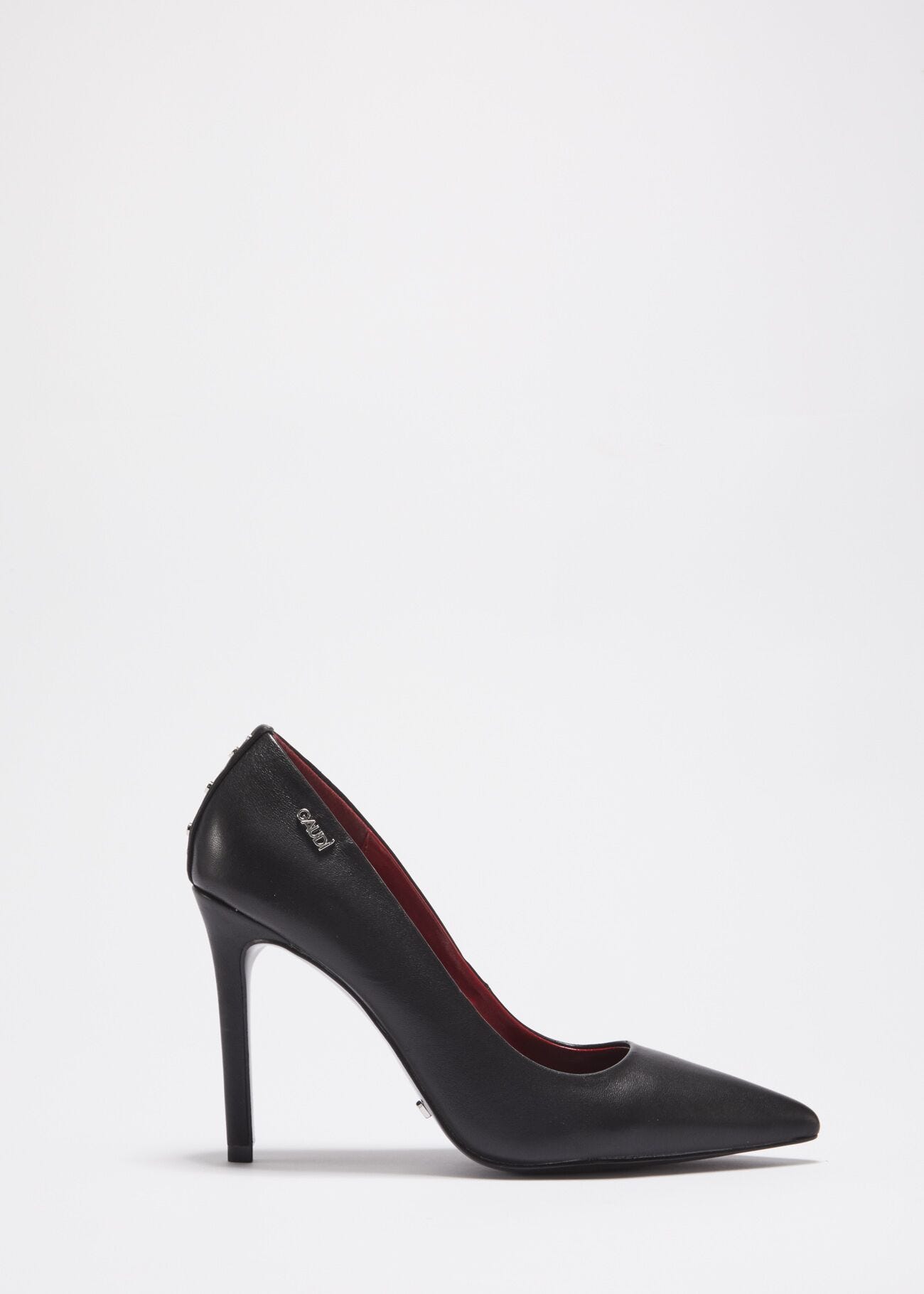 Court shoe with studs