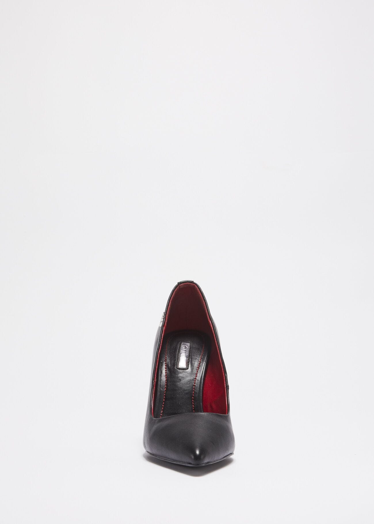 Court shoe with studs