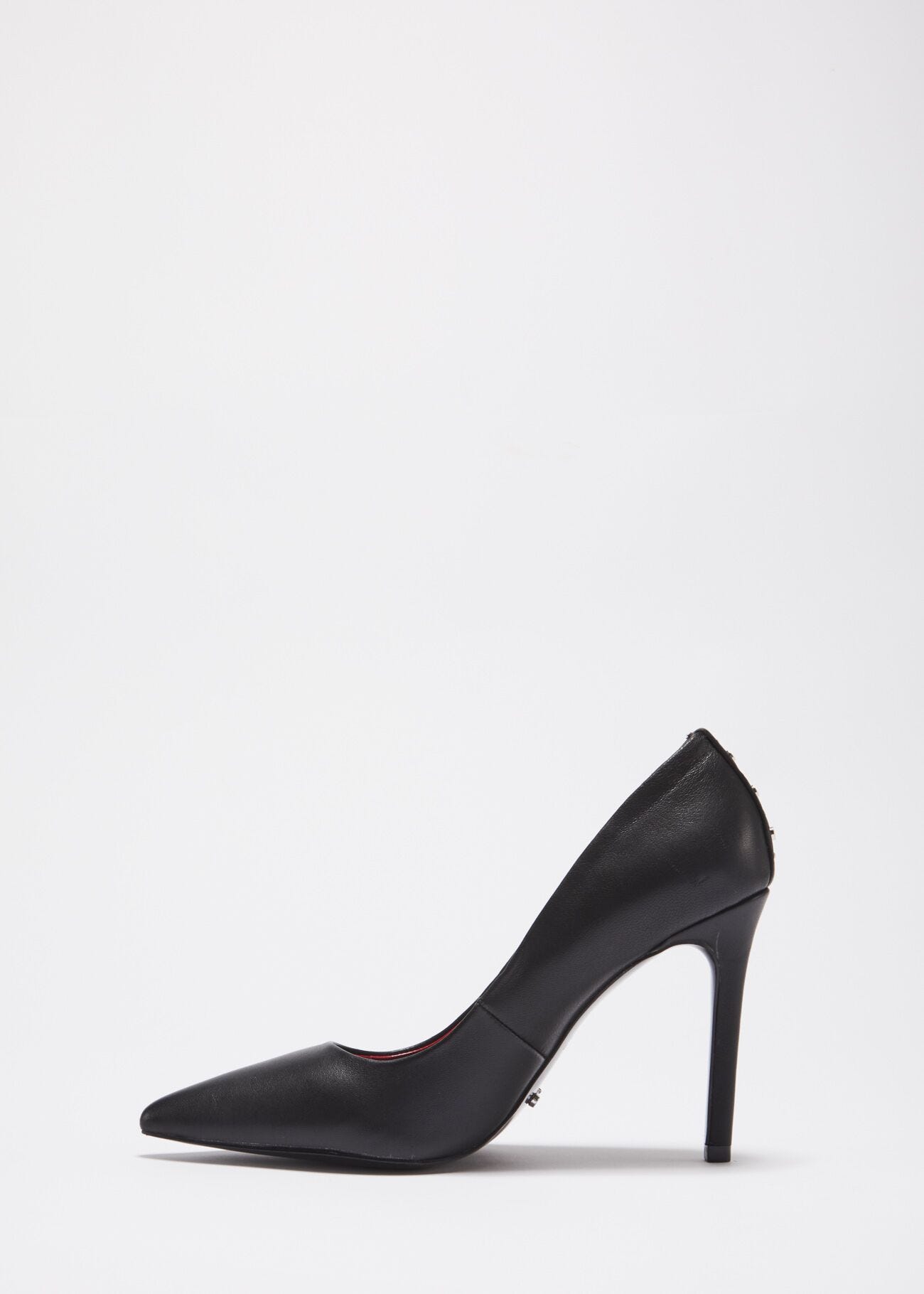 Court shoe with studs