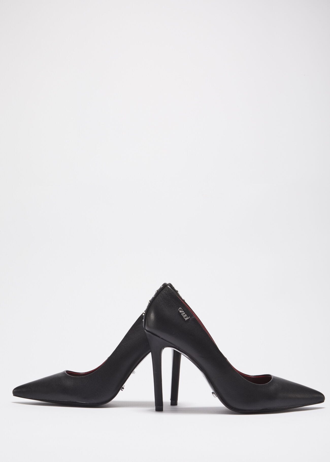 Court shoe with studs