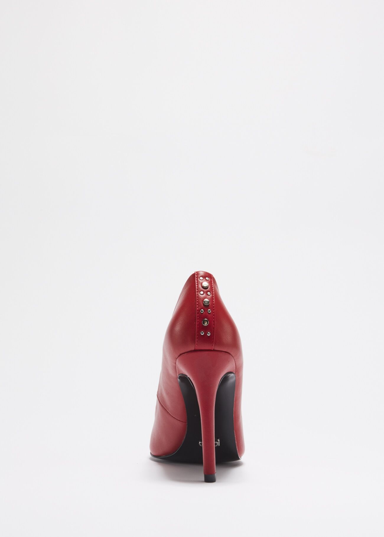 Court shoe with studs