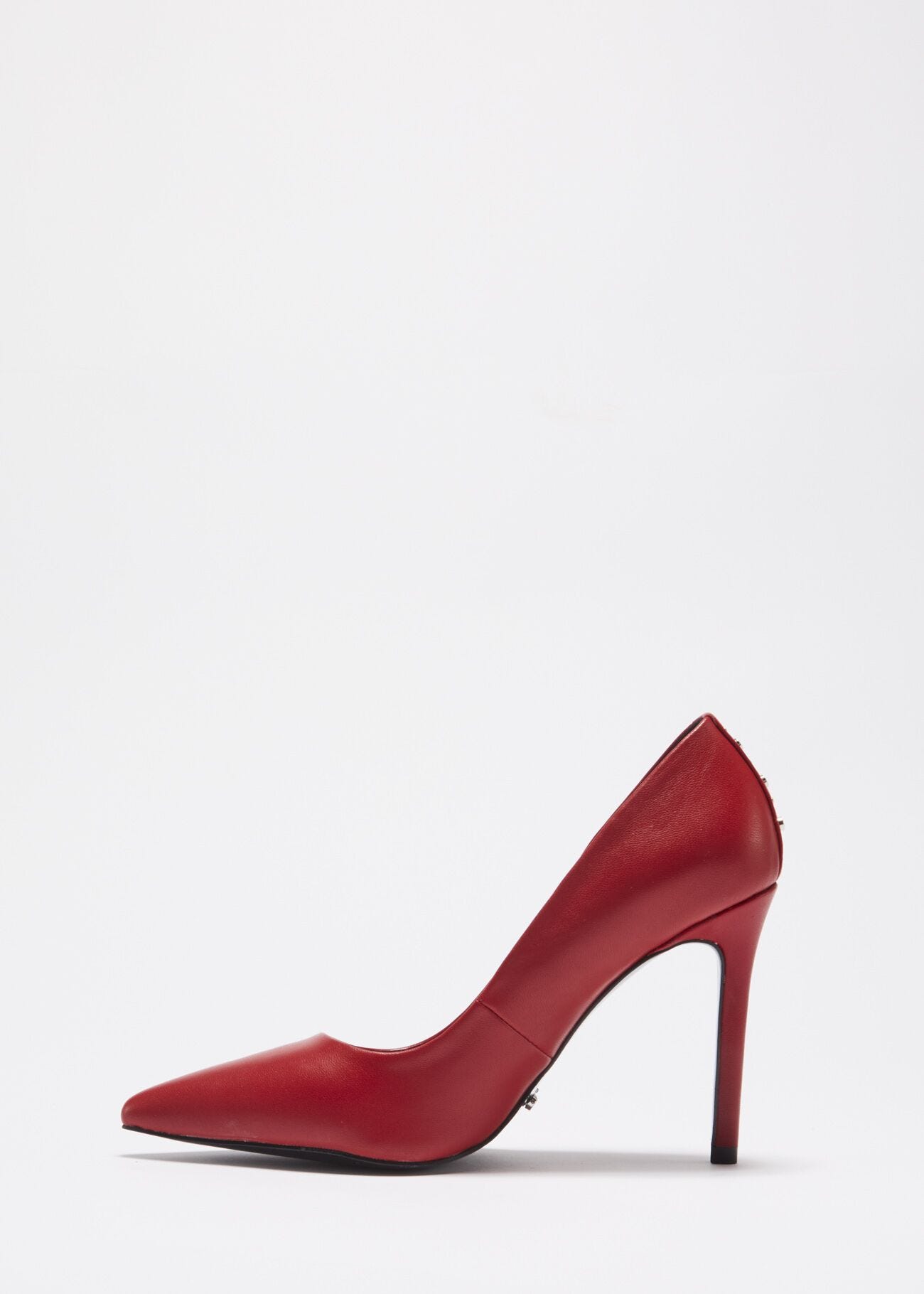 Court shoe with studs